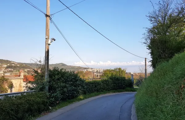 Po nekajmesečnem testnem obdobju merjenja hitrosti z naprednim radarjem na cesti med Bonini in Tribanom, ki ga je 
koprska občina začela letos spomladi in doslej prekrškarjev ni 
sankcionirala, bo s 1. septembrom začel tudi dejansko delovati.