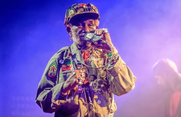 V 86. letu je v nedeljo umrl legendarni reggae glasbenik in 
producent Lee Scratch Perry. Foto vir: pitpony.photography/Wikipedia