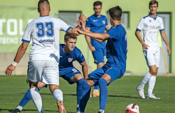 Ajdovci (v modrih dresih) in Dekančani so v 5. krogu  ostali praznih 
rok.  