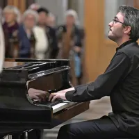  Pianist Aleksander Gadžijev bo na valentinovo prihodnje leto 
nastopil v glasbenem abonmaju.
