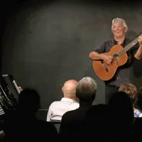 Igralec, komedijant in kantavtor Iztok Mlakar ter glasbenik David 
Šuligoj bosta konec septembra  odprla  festival Flores Musicae.