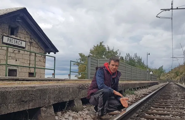 Proga je zaprta komaj dva dni, pa se že pozna rja na tirnicah, kaže Domen Bolčina, ki živi tik ob železnici v Prešnici.