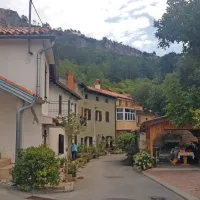V Bezovici   običajno  slišijo vlake nad in pod vasjo.        