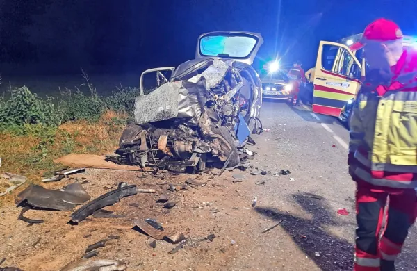 Po  trčenju  v prikolico je voznik ostal ukleščen v vozilu in je zaradi hudih poškodb umrl na kraju nesreče. Foto: GENG