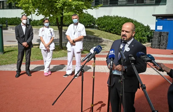 Minister za zdravje Janez Poklukar je ob obisku pediatrične klinike 
izrazil pričakovanje, da bomo v Sloveniji 70-odstotno precepljenost dosegli do oktobra.