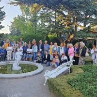 Ustvarjalci s svojci in prijatelji po podelitvi priznanj v botaničnem 
vrtu 


