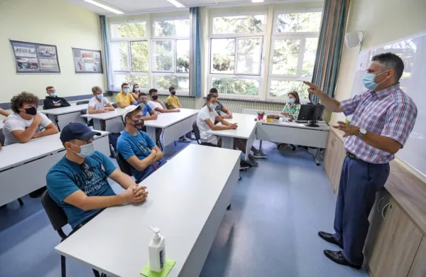  Na GEPŠ je v klopi sedlo tudi 19 dijakov novega programa 
logistični tehnik. 