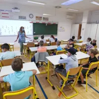 Prvi dan v &scaron;oli tudi pogovor o virusu in testiranju