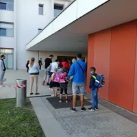 Prvi dan v &scaron;oli tudi pogovor o virusu in testiranju