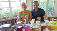 Direktorica Zavoda za turizem Idrija Valerija Božič in predsednik 
društva čebelarjev Martin Kolenc sta v meščanskem čebelnjaku 
predstavila pestro ponudbo produktov in spominkov iz medu.