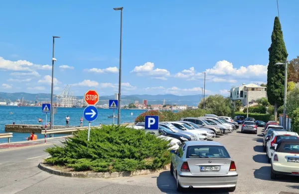 Parkirišče nasproti mandrača Molet v Žusterni je premajhno za vse, ki bi želeli parkirati tik ob morju. 