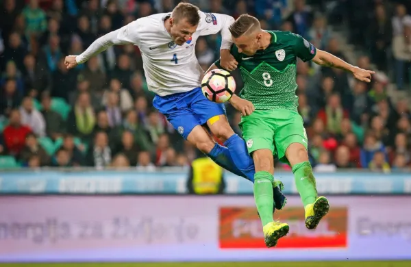 Jasmin Kurtić (desno) bo tudi na nocoj v slovenskem dresu, Slovak Jan Durica (levo) pa je že sklenil svojo   nogometno pot. 
