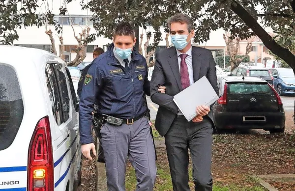 Sergej  Racman  je danes na sojenje   še prišel  v spremstvu pravosodnih policistov,  po plačilu varščine   pa bo lahko prihajal  
sam.
