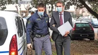 Sergej  Racman  je danes na sojenje   še prišel  v spremstvu pravosodnih policistov,  po plačilu varščine   pa bo lahko prihajal  
sam.