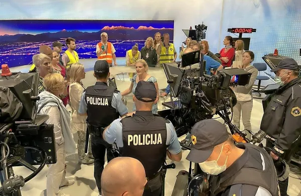 V prostorih RTV Slovenija  so  posredovali  policisti, ki so, potem, ko 
protestniki niso upoštevali ukazov varnostnika, zagotovili javni 
red.