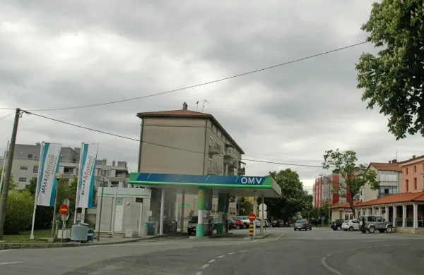 Osumljeni  naj bi kradel tudi v prodajalni divaškega bencinskega 
servisa. 