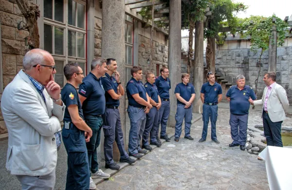 Novogoriški župan Klemen Miklavič (skrajno desno) se je zahvalil gasilcem za srčnost in pogum, ki so ga pokazali v Makedoniji.  