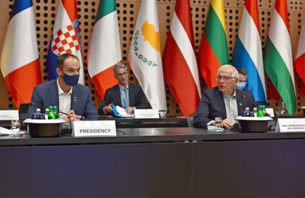 Zunanji ministri Evropske unije (levo Anže Logar) so določili merila 
za sodelovanje s talibani.