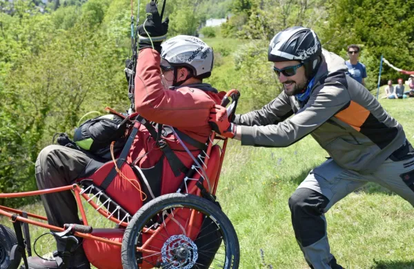 Jadralni padalci na invalidskem vozičku potrebujejo potisk za 
dovolj hitrosti pred vzletom, pristanejo pa brez težav sami.