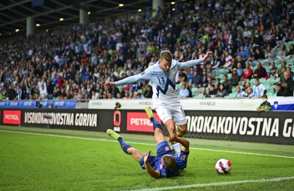 Domen Črnigoj (v svetlejšem dresu) je imel v drugem polčasu opravka s Stanislavom Lobotko (na tleh).
