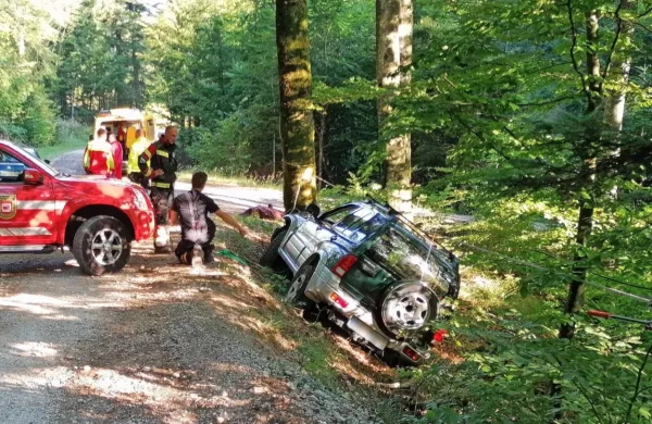  Po trčenju v  drevo  je vozilo obstalo, voznik pa  ni več kazal znakov 
življenja.