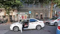 Neznanci so se baje pripeljali z belim avtomobilom audi s koprsko 
registrsko tablico, izstopili in začeli streljati.