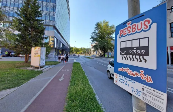 Otroci bodo od ponedeljka v šolo spet prihajali s Pešbusom. 