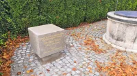 V okviru participativnega proračuna 2019 - 2020 so ob vodnjaku v 
vasi Koče postavili spominsko obeležje rojaku, publicistu in 
prevajalcu Davorinu Boletu. 
