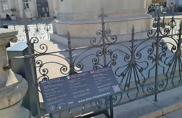 Posebna tabla pri Tartinijevem spomeniku