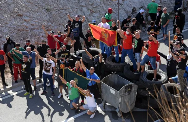 Protestniki so tudi z avtomobilskimi gumami, betonskimi blokadami in kamenjem blokirali cesto Podgorica-Cetinje.