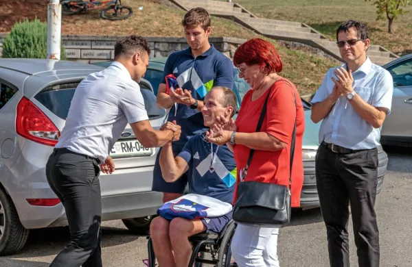 Domačini v Dornberku s toplim sprejemom presenetili parakolesarja Aneja Dopliharja