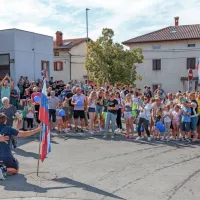 Domačini v Dornberku s toplim sprejemom presenetili parakolesarja Aneja Dopliharja