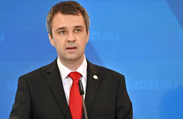 Minister za pravosodje Marjan Dikaučič je osumljen davčne 
zatajitve in ponarejanja poslovnih listin, poroča spletni portal 
24ur. 
