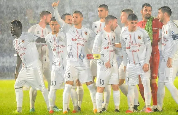 Nogometaši Tabora med tekmo sredi močnega naliva.