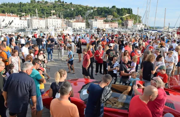 Obisk lastnikov ferrarijev v Piranu je pritegnil veliko pozornosti, 
kakor tudi tisti v Kopru in Izoli.