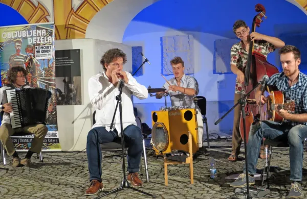 Miro Božič in Benjamin Barbarič (spredaj) sta z Gugutkami  predstavila zgoščenko  Obljubljena dežela 
na idrijskem gradu pod okriljem Gallus festa.  