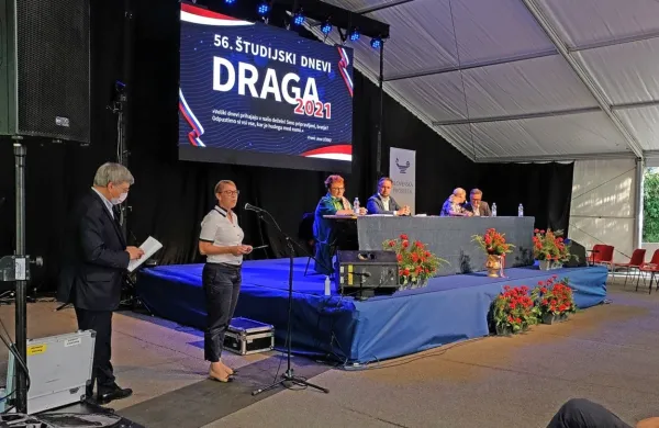 Stres na Dragi 2021: Po tridesetih letih v Sloveniji samo polovična demokracija