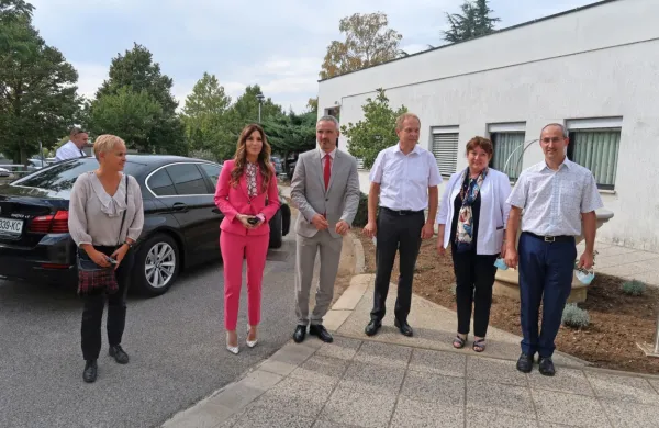 V okviru vladnega obiska na Severnoprimorskem je minister za 
delo, družino in socialne zadeve Janez Cigler Kralj že danes 
obiskal domova starejših občanov v Ajdovščini in v Renčah.
