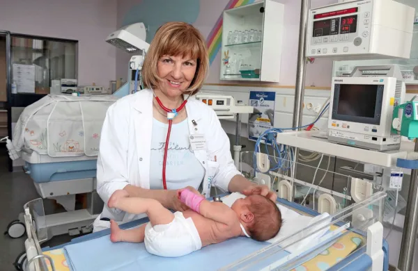 Pediatrinja Irena Cetin Lovšin opozarja, da s težkim potekom 
okužbe s covidom-19 obolevajo celo tudi novorojenčki in dojenčki, 
ki jih zdravijo v ljubljanskem kliničnem centru. 