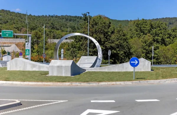 Kolo, položeno na križ, je osrednji motiv krožišča pri Kozini.