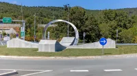 Kolo, položeno na križ, je osrednji motiv krožišča pri Kozini.