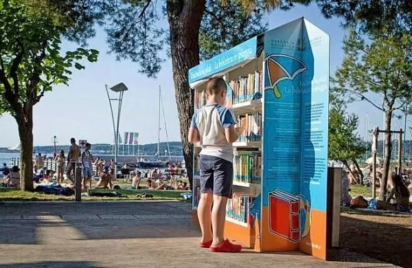 Na plaži so prebrali več tisoč knjig