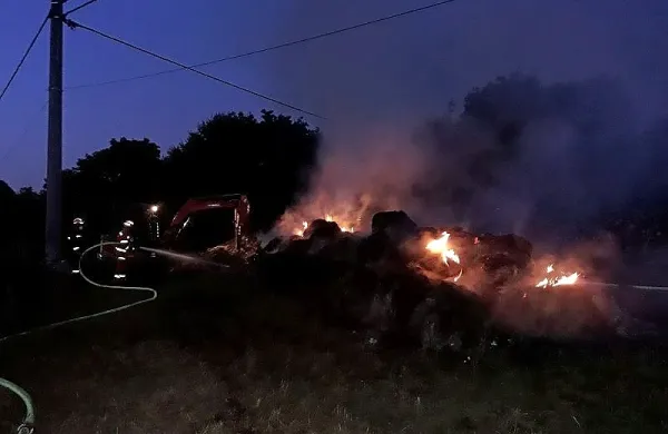 Sredi noči je zagorela skladovnica  bal  pri vasi Ponikve. 