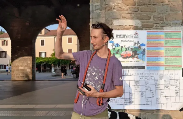 Matija Solce v Pragi poučuje, igra v mednarodnih glasbenih 
skupinah, vsako leto v Sloveniji organizira mednarodni  festival 
Plavajoči grad in režira.