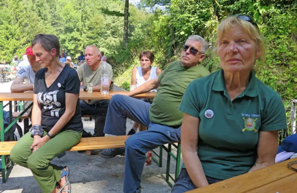 Srečanje veteranov vojne za Slovenijo v Godoviču - v ospredju 
nagrajenka in sekretarka ZVVS Idrija- Cerkno Milena Kržišnik, v 
ozadju družina Čuk.