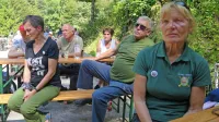 Srečanje veteranov vojne za Slovenijo v Godoviču - v ospredju 
nagrajenka in sekretarka ZVVS Idrija- Cerkno Milena Kržišnik, v 
ozadju družina Čuk.