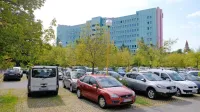 Urejanje parkirnih površin in covid so razredčili avtomobile pri 
bolnišnici, a parkirnina ostaja v načrtih. 