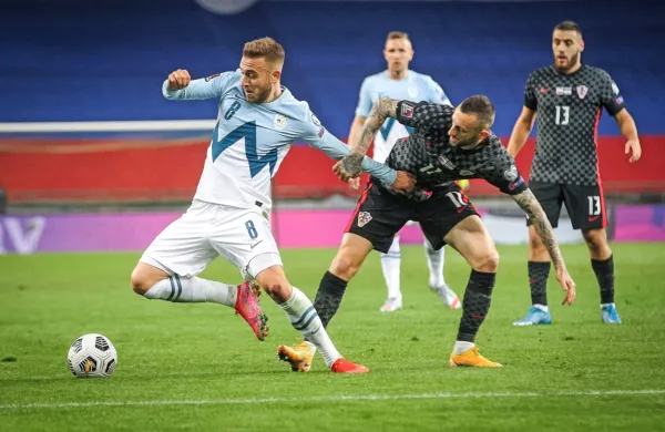 Sandi Lovrić (levo) je v soboto zadel za zmago Slovenije, Marcelo 
Brozović (v ospredju desno) pa za tri točke Hrvaške. Nocoj se bosta 
soočila v Splitu. 