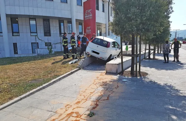 Izolan je s puntom  končal na zidkih ob klančini pred zavarovalnico 
Generali.
