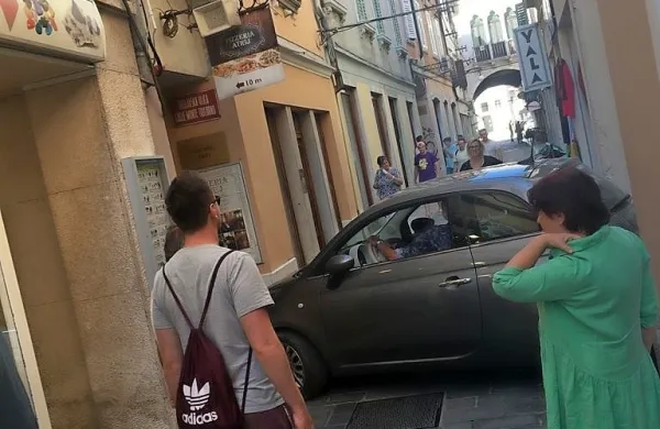 Takole je starejši voznik avtomobila z italijansko registrsko 
številko iz Triglavske ulice pripeljal v Čevljarsko.